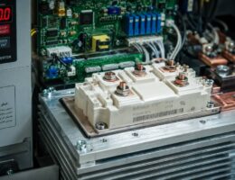 ماژول ترانزیستور قدرت IGBT و هیت‌سینک در تابلو اینورتر صنعتی اَدبینو
