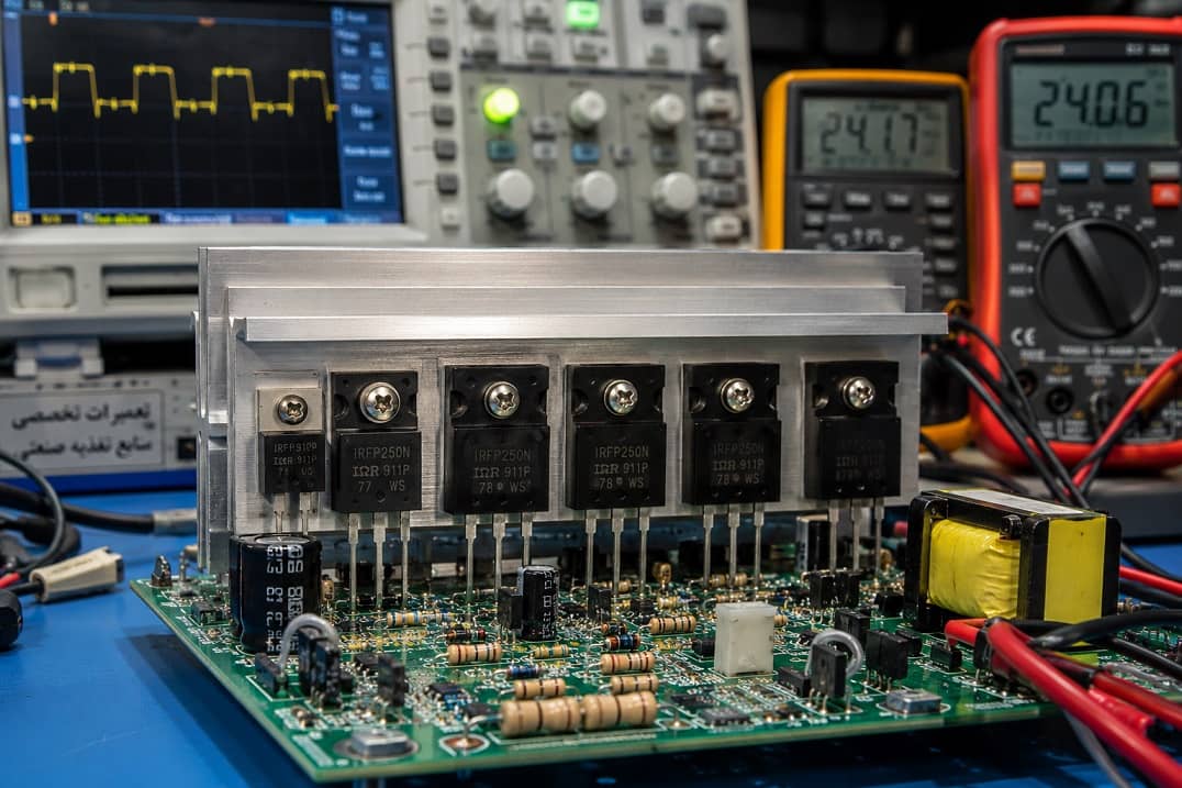 ترانزیستور قدرتمند موسفت MOSFET و هیت‌سینک روی برد سوئیچینگ در اتوماسیون صنعتی اَدبینو