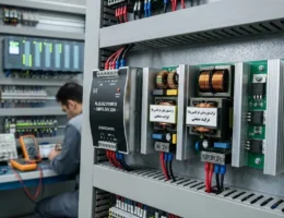 منبع تغذیه سوئیچینگ صنعتی و پاور سوپلای ریلی روی تابلوی برق در اتوماسیون اَدبینو